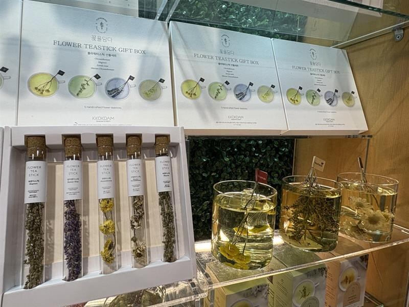Kkokdam's lineup of its teasticks during Natural Products Expo West.