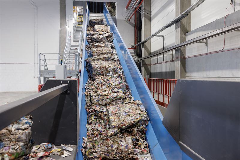 beverage-cartons-stora-enso-supplied-beverage-cartons-reaching-the-repulping-line.jpg