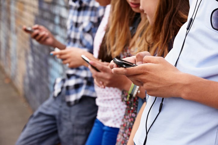 Is it possible to create effective age restrictions for alcohol marketing online?