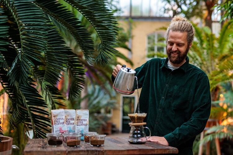 CEO-David-Klingen-serves-first-cup-at-launch.jpg