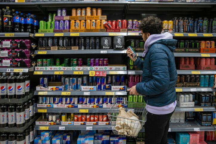 Review calls for lower caffeine limits in energy drinks amidst health risk concerns