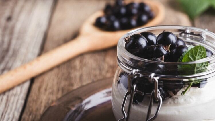 Anti-pollution 'smart drink': Blackcurrant beverage to be developed and tested for improved lung function and athletic performance