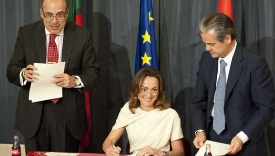 Muhtar Kent, Sol Daurella and Marcos de Quinto (left to right) sign the March 2013 bottler agreement in Madrid