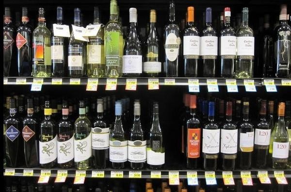 The wine aisle. An object of attraction for young US wine enthusiasts, but also a trifle intimidating... (Tony Alter/Flickr)