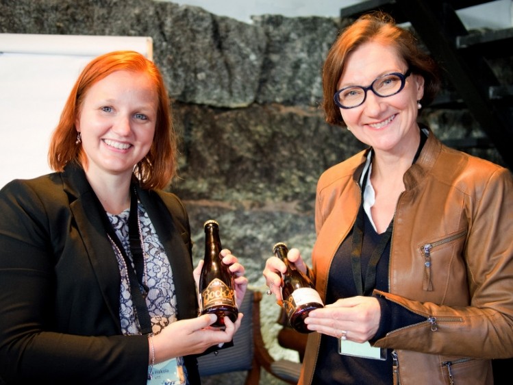 Lisa Hakola and Maria Smolander from VTT present digital beer bottles with smart codes. Photo: VTT