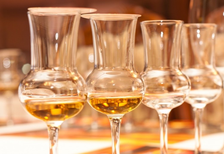 Craft spirits producers are investing more heavily in on-premise experiences such as tasting rooms and more premium product offerings. ©GettyImages/Batareykin