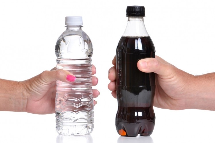 In its computer model simulation, a person was given the choice of purchasing a sugar drink or an unsweetened beverage such as water. ©GettyImages/kreinick