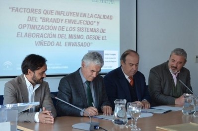 Jerónimo Pérez, president, Ifapa and Pedro Suárez, manager, Bodega González Byass Jerez sign the project agreement. Picture: Ifapa.