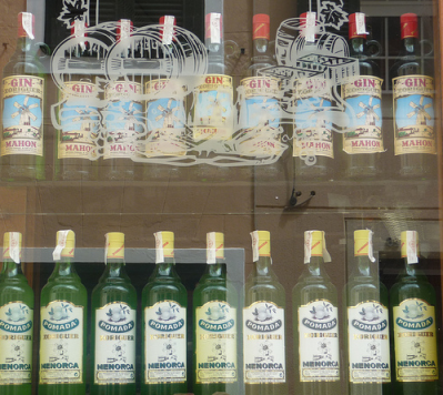 Gin in a Menorcan shopfront (copyright: Luca Sbardella)